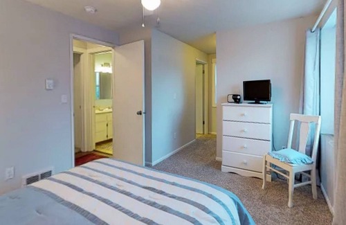 Clinton Cottage | Dog-friendly home with free WiFi & a full kitchen - walk to the ferry & beach