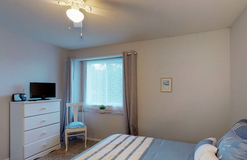 Clinton Cottage | Dog-friendly home with free WiFi & a full kitchen - walk to the ferry & beach