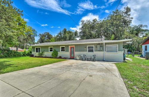 Harbor Oaks Bay Shore House | Dog-Friendly Home with Gas Grill - Walk to Rose Bay!