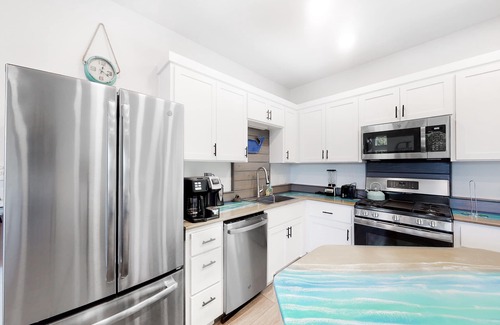 Bandon House | Dog-Friendly Home with WiFi, Private Washer/Dryer, Balcony, and Two Living Rooms