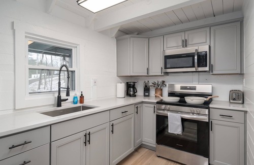 Laurelville Cabin | Dog friendly hot tub + fire pit + shared game room