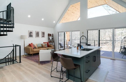 Laurelville Cabin | Dog friendly hot tub + fire pit + shared game room