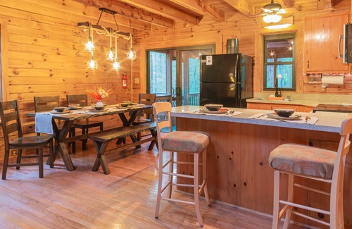 Mineral Cabin | Dog Friendly Hot Tub Firepit King Bed Grill AC