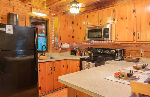 Mineral Cabin | Dog Friendly Hot Tub Firepit King Bed Grill AC