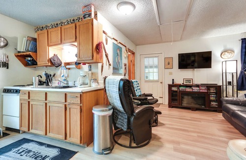 Kingston Cabin | Dog-Friendly Kingston Cabin w/Wraparound Deck!