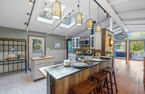 Gilford House | Dog Friendly Lake Winnie Mountain View Getaway