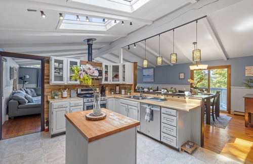 Gilford House | Dog Friendly Lake Winnie Mountain View Getaway