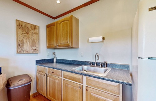 Murphysboro Cabin | Dog-friendly, lakefront cabin with porch, deck & firepit - near wineries, hiking