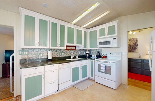 Happy Trails House | Dog-friendly manufactured with pools, sauna, hot tubs, pickleball, gym, golf, AC