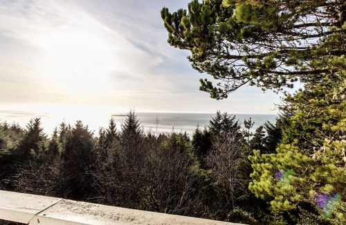 Otter Rock House | Dog-Friendly Oceanfront Suite with Views of Pacific & Easy Beach Access