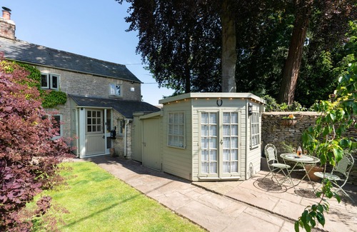 Fairford Cottage | Dog friendly one bed holiday cottage in Fairford - Wood Cottage