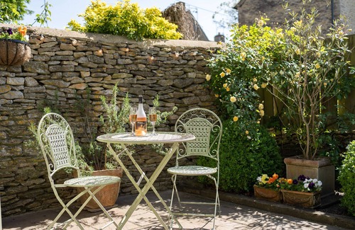 Fairford Cottage | Dog friendly one bed holiday cottage in Fairford - Wood Cottage