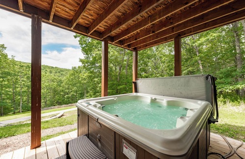 North Glade Hills House | Dog Friendly Peaceful Cabin w/Hot Tub