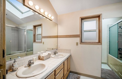 Warrenton House | Dog-friendly retreat near the beach with large yard, WiFi, deck & full kitchen
