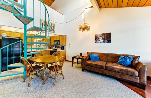 Gold Beach Condo | Dog-friendly, riverfront condo w/a full kitchen & stunning views