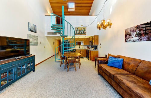 Gold Beach Condo | Dog-friendly, riverfront condo w/a full kitchen & stunning views
