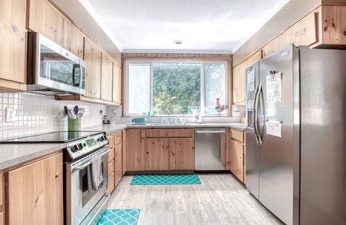 Molalla House | Dog-Friendly Riverfront Retreat with Private Hot Tub, Firepit & Free WiFi
