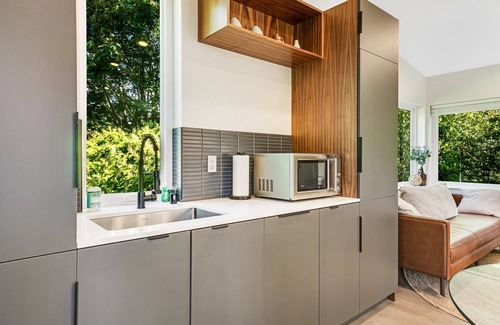 Seaview Apartment | Dog-Friendly Studio with Woodland Views, Central Location, and Gigabit WiFi
