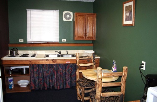 Estes Park Ski Chalet | Dog friendly Suite with Queen bed and kitchen