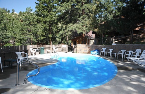 Estes Park Ski Chalet | Dog friendly Suite with Queen bed and kitchen