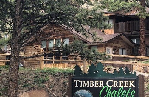 Estes Park Ski Chalet | Dog friendly Suite with Queen bed and kitchen