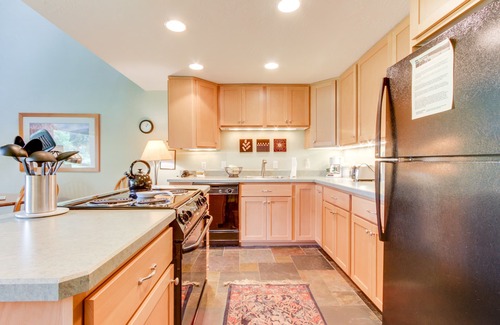 Overlook Park Condo | Dog-friendly Sunriver Condo with Great Location & View, SHARC Passes