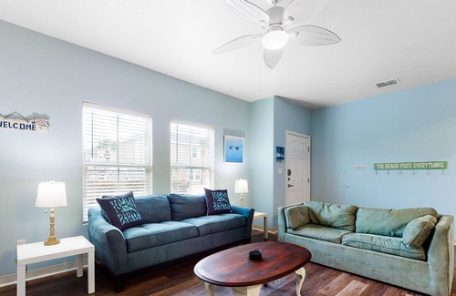 Corpus Christi House | Dog-Friendly Townhouse w/ Shared Pool, High-Speed WiFi, and Central AC!