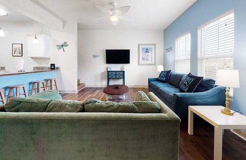 Corpus Christi House | Dog-Friendly Townhouse w/ Shared Pool, High-Speed WiFi, and Central AC!