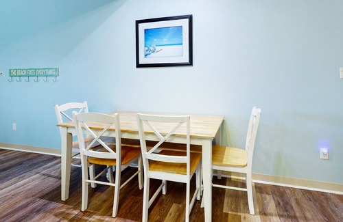Corpus Christi House | Dog-Friendly Townhouse w/ Shared Pool, High-Speed WiFi, and Central AC!