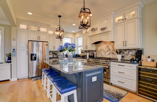 Mineral House | Dog friendly waterfront home restaurant boat rentals arcade putt putt ice cream