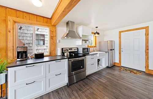 Edgewater Shores Cottage | Dog-friendly waterfront cottage getaway - walk to the beach
