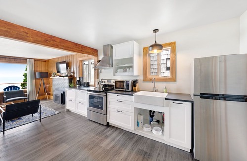 Edgewater Shores Cottage | Dog-friendly waterfront cottage getaway - walk to the beach