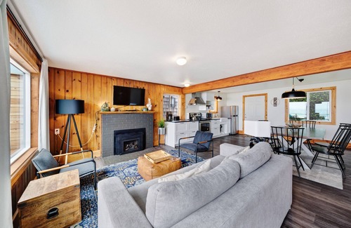 Edgewater Shores Cottage | Dog-friendly waterfront cottage getaway - walk to the beach
