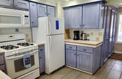 Winthrop House | Dog Friendly! Wrangle In-A Block Above Downtown Winthrop!