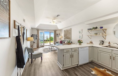 Fairhope Apartment | Dogwood at Jubilee Suites Bed & Breakfast. 1K/1Q/2B.