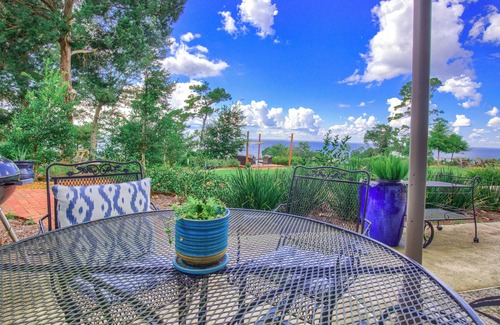 Fairhope Apartment | Dogwood at Jubilee Suites Bed & Breakfast. 1K/1Q/2B.