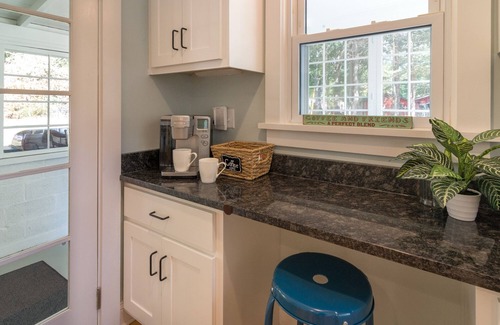 Black Mountain House | Dogwood Cottage-Walk to Downtown Black Mountain