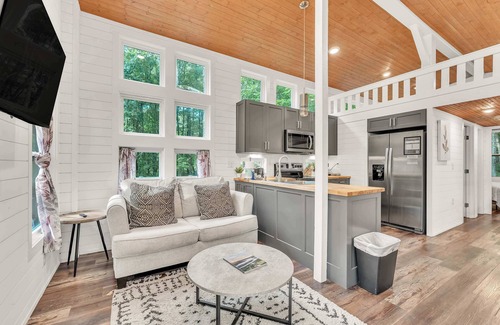 Menlo House | Dogwood Cottage with Private Fire Pit & Sleeps 6