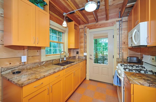 Fennville House | Dollybrook Cottage 1: Shared pool(closed for the season), private hot tub, pet friendly