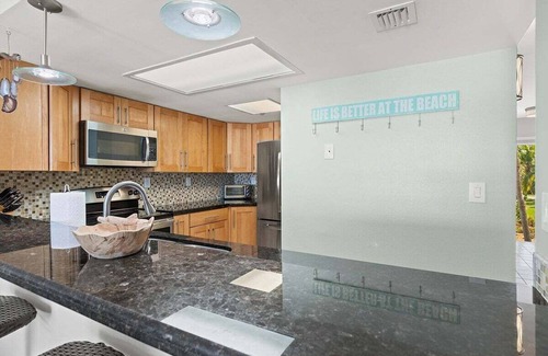 Marathon House | Dolphin Cove~ Charming Waterfront Townhome w Pool