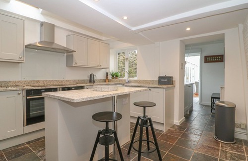 Burford House | DOLPHIN HOUSE, pet friendly, character holiday cottage in Burford