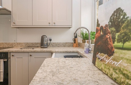 Burford House | DOLPHIN HOUSE, pet friendly, character holiday cottage in Burford