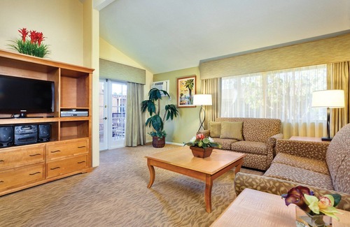 Anaheim Resort Resort | Dolphin's Cove Resort - Less than a mile from Disneyland!