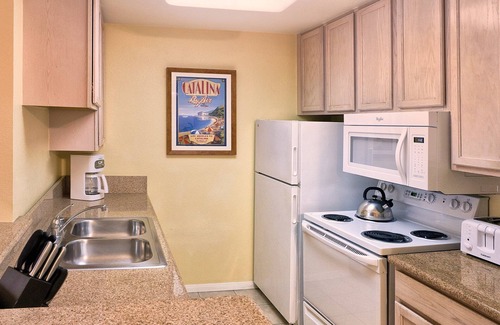 Anaheim Resort Resort | Dolphin's Cove Resort - Less than a mile from Disneyland!