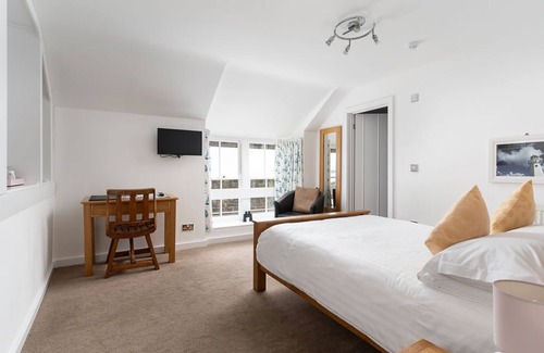 Chysauster Hotel | Dolphin Tavern