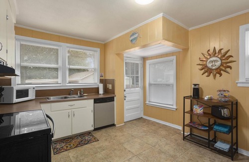 Southeast Pensacola House | Dolphina House-East Hill! 9 Miles from Pensacola Beach! Dog Friendly!