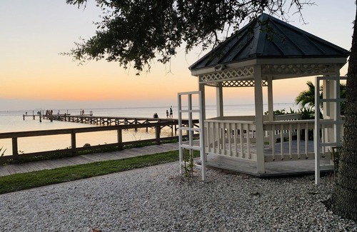 Ruskin Condo | DOLPHINS🐬,BEACH step away,WIFI, FREE PARKING, POOLS,HOT TUB, MARINAS, PIER #307