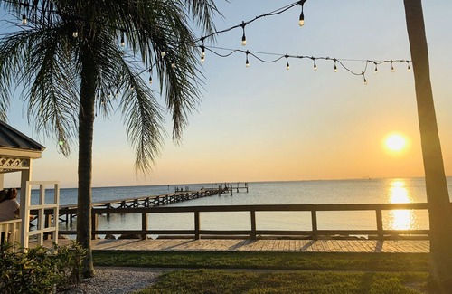 Ruskin Condo | DOLPHINS🐬,BEACH step away,WIFI, FREE PARKING, POOLS,HOT TUB, MARINAS, PIER #307