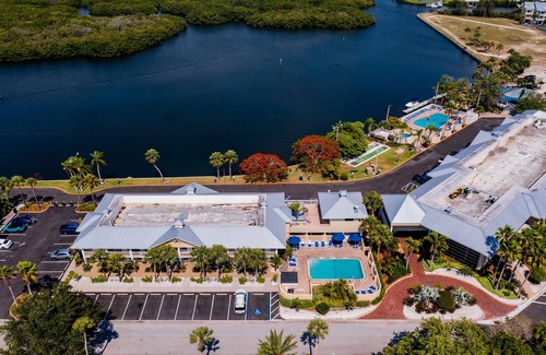 Ruskin Condo | DOLPHINS🐬,BEACH step away,WIFI, FREE PARKING, POOLS,HOT TUB, MARINAS, PIER #307