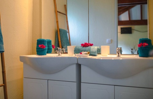 Saint-Louis Villa | Domaine Babwala, sa Villa Avec Piscine, son Bungalow et son Jardin Tropical